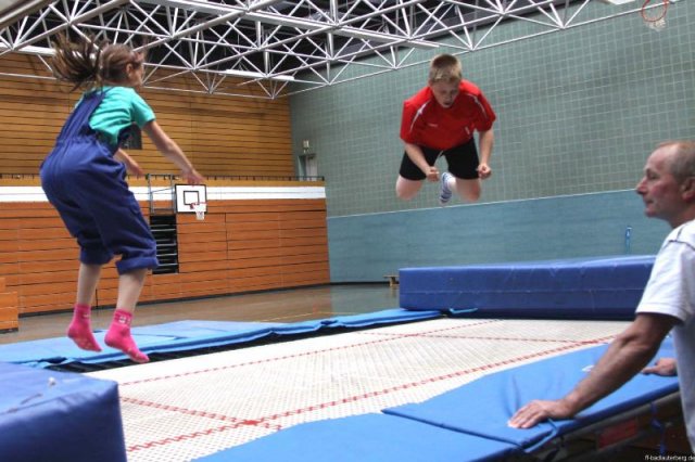 2010-05-29 -100- Trampolin AG der KGS
